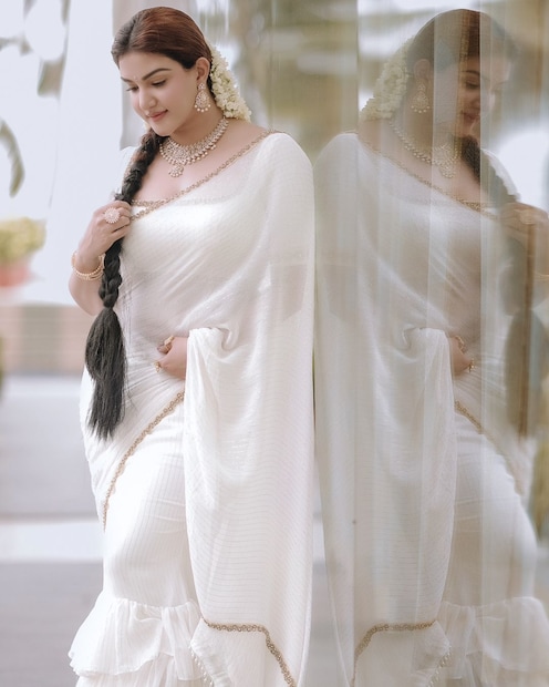  വെള്ള ധാവണിയും മുടിയിൽ നിറയെ മുല്ലപ്പൂവും ചൂടി ശാലീന സുന്ദരിയായാണ് ഹണി റോസ് എത്തിയിരിക്കുന്നത്.
