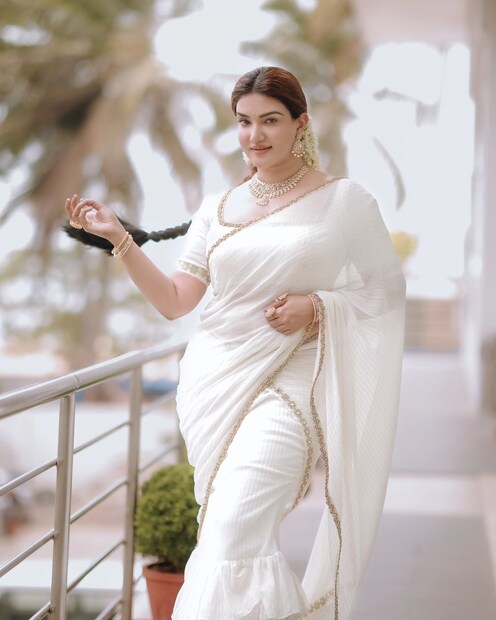  എൻ്റെ ജീവിതം, എൻ്റെ പഠനങ്ങൾ, എൻ്റെ സൗഹൃദങ്ങൾ എന്നിവയിലേറെ, ഈ വ്യവസായവുമായുള്ള എൻ്റെ ബന്ധത്തിൽ ഒരു വലിയ പങ്ക് വഹിക്കേണ്ടത് എൻ്റെ കടമയും എൻ്റെ വിധിയുമാണെന്ന് എനിക്ക് തോന്നുന്നു. എൻ്റെ ജന്മദിനത്തിൽ (ഒപ്പം അധ്യാപക ദിനത്തിലും), ഹൃദയം നിറഞ്ഞ നന്ദിയോടെ, എൻ്റെ പുതിയ സംരംഭമായ ഹണി റോസ് വർഗീസ് (എച്ച്ആർവി) പ്രൊഡക്ഷൻസിൻ്റെ ലോഗോ അനാച്ഛാദനം ചെയ്യാൻ ഞാൻ ആഗ്രഹിക്കുന്നു.