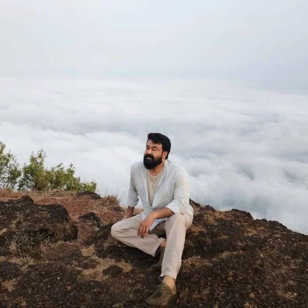 കുടജാദ്രിയിലെ ശങ്കര പീഠത്തിൽ മോഹൻലാൽ കുറച്ചു സമയം ധ്യാനനിമഗ്നനായി. ഈ ചിത്രങ്ങളും പുറത്തുവന്നു കഴിഞ്ഞു 