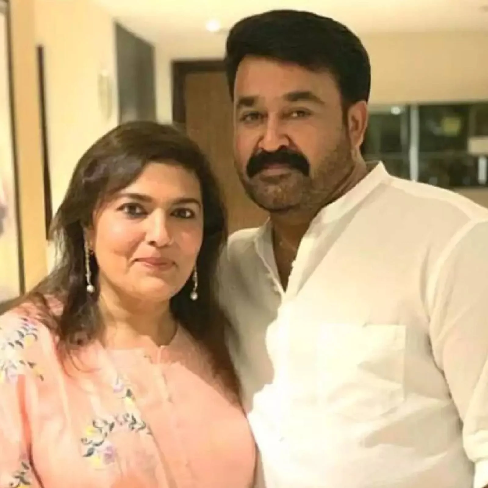 പ്രണവ് ഏറ്റവും അടുത്തായി മേഘാലയയിൽ നിന്നുള്ള വെള്ളച്ചാട്ടത്തിന്റെ ചിത്രം സോഷ്യൽ മീഡിയയിൽ പോസ്റ്റ് ചെയ്തിരുന്നു. ഇതിന്റെ താഴെ കാണാം ആരാധകർ പ്രണവിനായി വച്ച ട്രോളുകൾ; 'ഡാഡിടെ പിറന്നാളാടെ, വീട്ടിൽ ചെല്ലാൻ നോക്ക് ബ്രോ' എന്നൊരാൾ രേഖപ്പെടുത്തിയിട്ടുണ്ട്