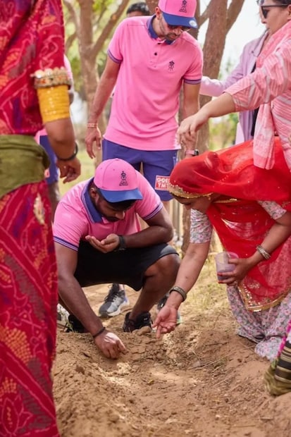  ഇന്നലെ നടന്ന മത്സരത്തില്‍ ഇരുടീമുകളിലെയും താരങ്ങള്‍ അടിക്കുന്ന ഓരോ സിക്‌സറുകളും ആറു വീടുകളിലേക്കുള്ള സോളാര്‍ വൈദ്യുതിയാകും. ഇതോടെ ഈ മത്സരം ‘പിങ്ക് പ്രോമിസ് മാച്ച്’ എന്നാണ് അറിയപ്പെടുന്നത്.