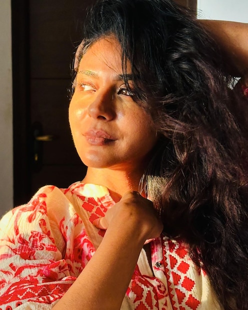 അമ്മയുടെ സൗന്ദര്യം മറ്റുള്ളവരെ മാത്രമല്ല, മൂത്തമകൾ പ്രാർത്ഥനയേയും അൽപ്പമൊന്നു ഇളക്കിയെന്നു വേണം പറയാൻ. 'ക്രിഞ്ച് ആസ് ഹെൽ' എന്ന കമന്റിന് ആരാധകർ പലരും, ഇതൊരു ചെറിയ അസൂയയല്ലേ എന്ന് ചൂണ്ടിക്കാട്ടാതെയിരുന്നില്ല 
