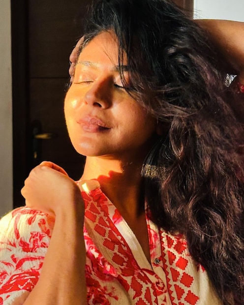 വർഷങ്ങൾ പലതു പിന്നിട്ടെങ്കിലും, മക്കൾ രണ്ടുപേരും വലുതായിട്ടും ഇന്ദ്രജിത്തും പൂർണിമയും ഇന്നും ജീവിതം ആഘോഷിക്കുന്നതിൽ തെല്ലും പിറകോട്ടില്ല. ഇന്ദ്രജിത്തിന്റെ കണ്ണുകളിലൂടെയുള്ള പൂർണിമയാണിത്. പോക്കുവെയിലിൽ പ്രിയതമയുടെ സൗന്ദര്യം പകർത്തിയ ഫ്രയിമുകൾക്ക് സുഹൃത്തുക്കൾ പലരും നല്ല അഭിപ്രായം പറഞ്ഞു (തുടർന്ന് വായിക്കുക)
