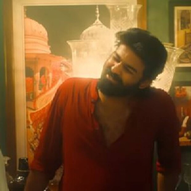 'വർഷങ്ങൾക്ക് ശേഷം' എന്ന സിനിമയ്ക്ക് പിന്നാലെ പ്രണവ് പോയത് ഊട്ടിയിലേക്കാണ്. അമ്മ സുചിത്രയെ കണ്ട നവമാധ്യമങ്ങളിൽ ഒന്നാണ് പ്രണവ് ഊട്ടിയിലെന്ന വിവരം പുറത്തുവിട്ടത്. അതോടെ കുറച്ചുപേർ പ്രണവിനെ ഊട്ടി വരെ പോയി കണ്ടെത്തി കൂടെ നിന്ന് ഫോട്ടോ എടുക്കുകയും ചെയ്തു 