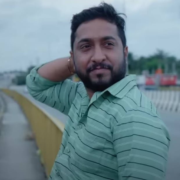 വിനീത് ശ്രീനിവാസൻ സംവിധാനം ചെയ്ത ഏറ്റവും പുതിയ ചിത്രം 'വർഷങ്ങൾക്ക് ശേഷം' ബോക്സ് ഓഫീസിൽ അരക്കോടി നേടിയ വിവരം ഇനി ആവർത്തിച്ചു പറയേണ്ട ആവശ്യമില്ല. സഹോദരൻ ധ്യാൻ ശ്രീനിവാസനും സുഹൃത്തായ പ്രണവ് മോഹൻലാലുമാണ് വിനീതിന്റെ ഈ ചിത്രത്തിൽ നായകന്മാർ ആയത്. വളരെ വിരളമായേ വിനീത് ശ്രീനിവാസൻ ഒരു സിനിമ സംവിധാനം ചെയ്യാറുള്ളൂ 