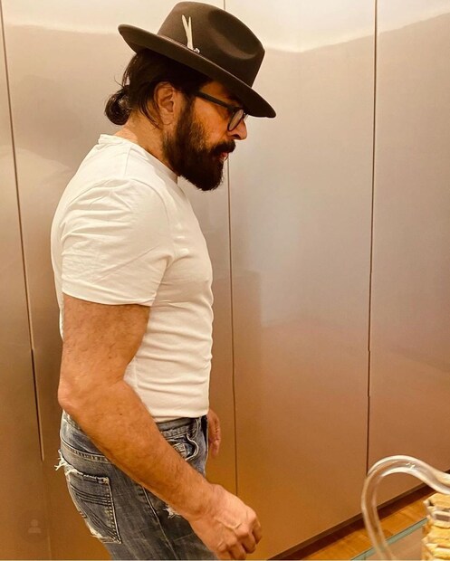  വെള്ള ടീഷർട്ടും ബ്ളൂ ജീൻസും അണിഞ്ഞ് തലയിൽ കൗബോയ് ഹാറ്റും കണ്ണടയും അഞിഞ്ഞ് നിൽക്കുന്ന താരത്തിന്റെ പുതിയ ചിത്രമാണ് സോഷ്യൽ മീഡിയയിൽ വൈറലാകുന്നത്.