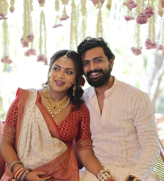 അമല അറിയപ്പെടുന്ന നടിയെന്നൊന്നും ജഗത്ത് ആരംഭത്തിൽ അറിഞ്ഞിരുന്നില്ല. ബിസിനസ് സംരംഭകയെന്നാണ് പറഞ്ഞിരുന്നത്. ഒടുവിൽ വില്ലയിലെ രജിസ്റ്ററിൽ പേര് കണ്ട ഒരാൾ വാട്സാപ്പ് ഗ്രൂപ്പിൽ ഇത് അജയ് ദേവ്ഗണിനൊപ്പം അഭിനയിച്ച നടി അമല പോൾ ആണോ എന്ന് ചോദിച്ചപ്പോഴാണ് മലയാളിയല്ലാത്ത ജഗത്തിന് ആളെ മനസിലായത്