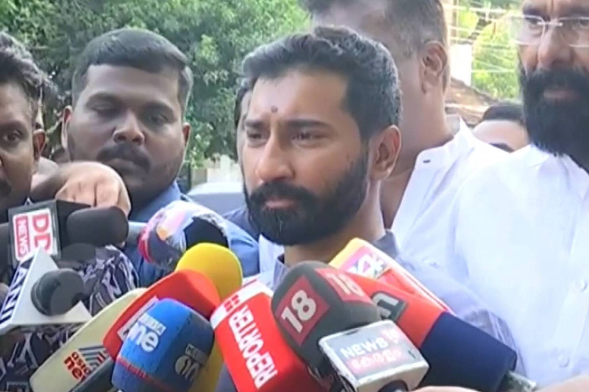 അച്ഛനും അമ്മയ്ക്കും ഒപ്പമല്ലാതെ ആദ്യമായി വോട്ട് ചെയ്ത് അനിൽ ആന്റണി; 'പ്രതീക്ഷിക്കുന്നത് നാലരലക്ഷം വോട്ടുകൾ'