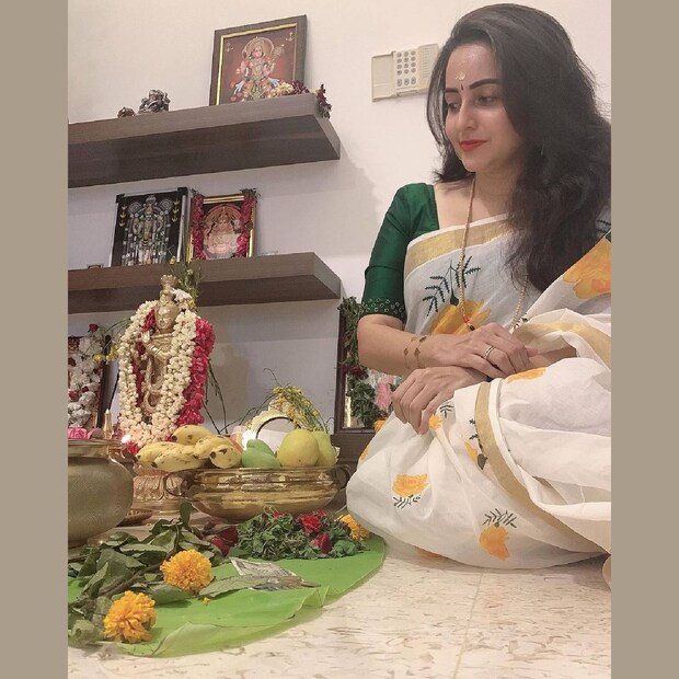 ഇത് വിഷു ദിനത്തിൽ ഭാമ പോസ്റ്റ് ചെയ്ത ചിത്രമാണ്. ഭാമയ്ക്ക് വീതിയുള്ള കസവു കൊണ്ട് മനോഹരമാക്കപ്പെട്ട സാരികളിലാണ് താൽപ്പര്യം. വാസുകിയുടെ പേജിൽ ഭാമ തന്നെയാണ് ഈ സാരികളുടെ മോഡൽ. ഇനി പ്രേക്ഷകർ കാവ്യയുടെ ലക്ഷ്യ ചുറ്റിയാണോ, ഭാമയുടെ വാസുകി അണിഞ്ഞാണോ ഓണമുണ്ണുക എന്ന് കാത്തിരിക്കാം 