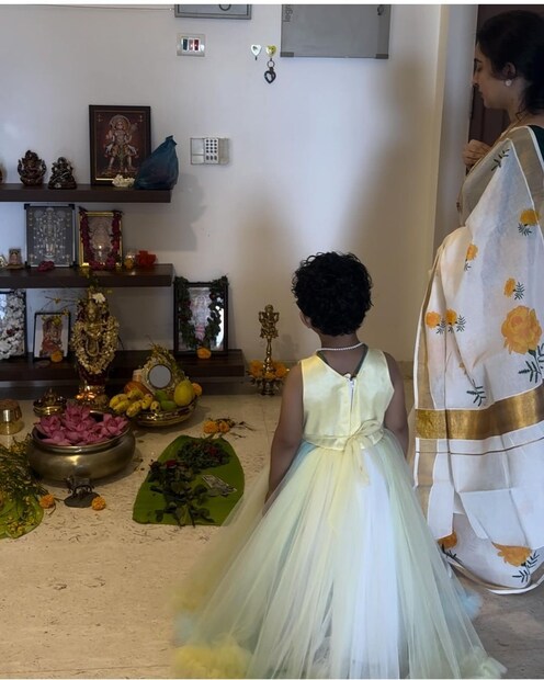 നിലാ ബേബിയെ പോലെ ഈ ബേബിയുടെ മുഖം ആർക്കും അത്രകണ്ട് പരിചയമുണ്ടാവില്ല. അമ്മ അക്കാര്യത്തിൽ എപ്പോഴും മകളുടെ മുഖം മറച്ചു പിടിച്ചു മാത്രമേ ചിത്രങ്ങൾ പോസ്റ്റ് ചെയ്യാറുള്ളൂ താനും. ഇക്കഴിഞ്ഞ വിഷുവിന് കണിയൊരുക്കിയ ചിത്രമാണിത് 