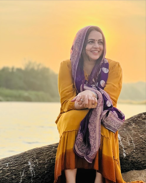 സ്കൂളിൽ പഠിക്കുന്ന നാളുകളിൽ ഭാവന എന്ന കാർത്തിയ്ക്കയും സംയുക്തയുടെ അനുജത്തി സംഘമിത്രയും ഒരേ ട്യൂഷൻ ക്ലാസ്സിലായിരുന്നു. അന്ന് തന്റെ അടുത്ത സുഹൃത്തായിരുന്നില്ല സംഘമിത്ര എന്ന കാര്യവും ഭാവന സമ്മതിക്കുന്നു 