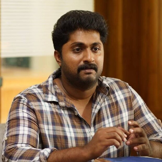  ഡയലോഗ് പറയുന്നതിനേക്കാള്‍ കൂടുതല്‍ പേഴ്‌സണല്‍ വിഷയങ്ങളും സാമൂഹിക വിഷയങ്ങളും രാഷ്ട്രീയവുമാണ് സംസാരിച്ചത്. തന്നെ കണ്ട ഉടനെ പറഞ്ഞത്, അന്ന് കൊടുത്ത അഭിമുഖത്തില്‍ രാഹുല്‍ ഗാന്ധിയെ കുറിച്ച് പറഞ്ഞത് പോരാ എന്നായിരുന്നു. കുറച്ച് അധികം പറയേണ്ടിയിരുന്നു, എന്തുകൊണ്ട് പറഞ്ഞില്ല എന്ന് ധ്യാന്‍ ചോദിച്ചു. അങ്ങനെയുള്ള സിനിമാക്കാര്‍ വളരെ അപൂര്‍വ്വമാണ്. തന്നെ ചോദ്യം ചെയ്യാനും തിരുത്താനുമുള്ള അനുവാദം താന്‍ ധ്യാനിന് കൊടുത്തിട്ടുണ്ടെന്നും ജോയ് മാത്യു പറഞ്ഞു.