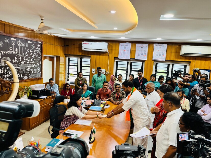  നേതാക്കളുടെയും പ്രവർത്തകരുടെയും അകമ്പടിയോടെ വയനാട് ലോക്സഭാ മണ്ഡലത്തിലെ എൻഡിഎ സ്ഥാനാർത്ഥി കെ സുരേന്ദ്രൻ നാമനിർദേശ പത്രിക സമർപ്പിച്ചു. രാവിലെ 11 മണിക്ക് വയനാട് കളക്ടർ ഡോ. രേണുരാജ് മുമ്പാകെയാണ് പത്രിക സമർപ്പിച്ചത്. കേന്ദ്രമന്ത്രിയും അമേഠിയിൽ കഴിഞ്ഞ തെരഞ്ഞെടുപ്പില്‍ രാഹുൽ ഗാന്ധിയെ പരാജയപ്പെടുത്തിയ എം പിയുമായ സ്മൃതി ഇറാനിയും സുരേന്ദ്രനൊപ്പം ഉണ്ടായിരുന്നു.