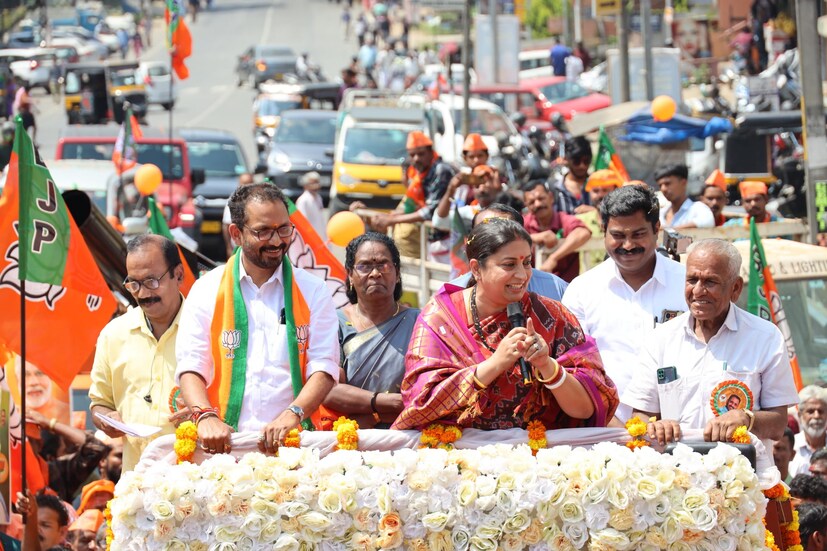  സ്മൃതി ഇറാനിക്കൊപ്പം റോഡ് ഷോ ആയാണ് സുരേന്ദ്രൻ പത്രിക സമർപ്പിക്കാനെത്തിയത്. വൻ സ്വീകരണമാണ് പ്രവർത്തകര്‍ അവർക്ക് നൽകിയത്. ആയിരക്കണക്കിന് കൊടികളോടെ പ്രവർത്തകർ റോഡ് ഷോയിൽ പങ്കെടുത്തു. പൊന്നാട അണിയിച്ചാണ് സുരേന്ദ്രൻ സ്മൃതി ഇറാനിയെ സ്വാഗതം ചെയ്തത്. പിന്നാലെ അമ്പും വില്ലും നൽകി. റോഡ് ഷോയ്‌ക്കിടെ ജനങ്ങളെ സ്മൃതി ഇറാനി അഭിസംബോധന ചെയ്യുകയും ചെയ്തു.