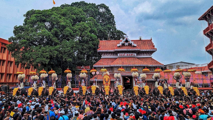  തേക്കിന്‍കാട് മൈതാനിയില്‍ ഒത്തുകൂടിയ ജനസാഗരത്തെ ആവേശത്തിരയില്‍ ആറടിച്ച് മറ്റൊരു തൃശ്ശിവപേരൂര്‍ പൂരം കൂടി. മഠത്തില്‍വരവ് പഞ്ചവാദ്യവും ഇലഞ്ഞിത്തറമേളവും നാദവിസ്മയം തീര്‍ത്തപ്പോള്‍ കുടമാറ്റം പൂരപ്രേമികള്‍ക്ക് വര്‍ണ്ണക്കാഴ്ചയായി. 