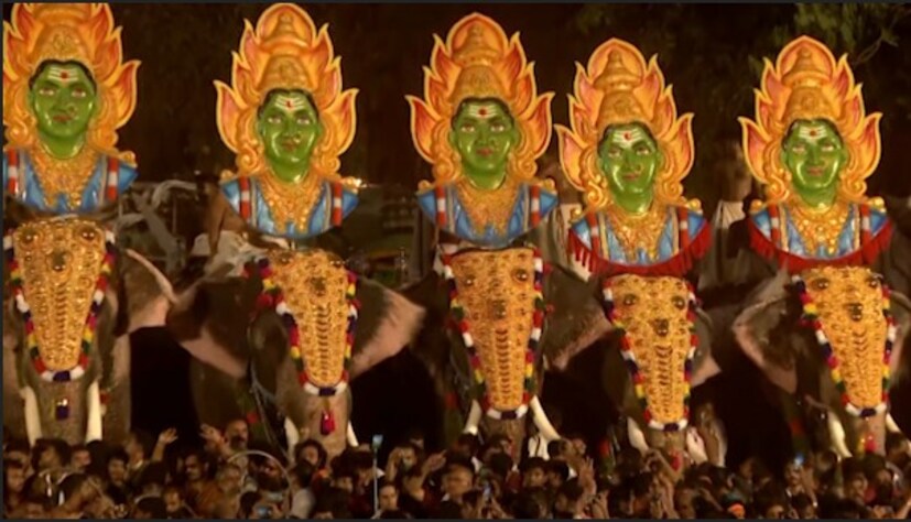  മഞ്ഞയും പച്ചയും ചുവപ്പും നീലയും അങ്ങനെ പലനിറത്തില്‍ പലഭേദങ്ങളില്‍ പലരൂപങ്ങളില്‍ തിരുവമ്പാടിയും പാറമേക്കാവും കുടകളുടെ പരസ്പരം വെല്ലുവിളിച്ചു. 