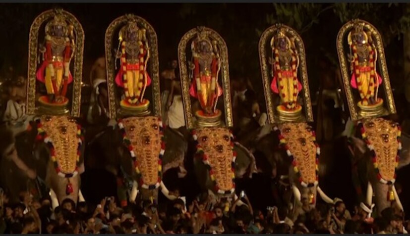  അലങ്കാരവിളക്കുകളാല്‍ വെട്ടിത്തിളങ്ങിയ തെക്കെഗോപുരനടയില്‍ അണിനിരന്ന ഗജവീരന്മാര്‍ക്ക് മുകളില്‍ അയോധ്യയിലെ രാംലല്ലയുടെ രൂപം എഴുന്നള്ളിച്ചതോടെ പുരുഷാരം ആര്‍ത്തുവിളിച്ചു. പാറമേക്കാവ് വിഭാഗമാണ് ആദ്യം രാംലല്ലയുടെ കോലം പുറത്തെടുത്ത് പിന്നാലെയെത്തി തിരുവമ്പാടിയുടെ മറുപടി. രണ്ടും ഒന്നിനൊന്ന് കേമം.
