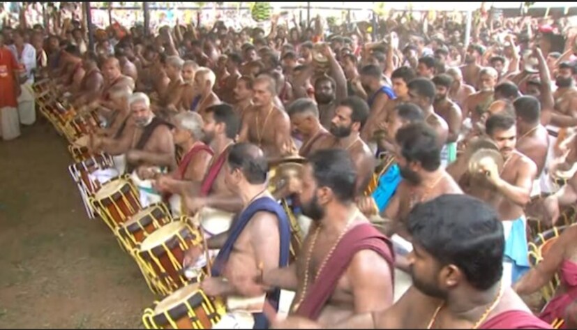  കിഴക്കൂട്ട് അനിയന്‍മാരാരും നൂറോളം വാദ്യകലാകാരന്മാരും ചേര്‍ന്ന് ഇലഞ്ഞിമരച്ചുവട്ടില്‍ പാണ്ടിമേളം പലകാലങ്ങളില്‍ കൊട്ടിക്കയറുമ്പോള്‍ കേട്ടുനിന്ന പുരുഷാരം ആ നാദവിസ്മയത്തില്‍ അലിഞ്ഞുചേര്‍ന്നു. 