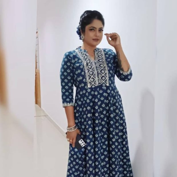 സിനിമയോ സീരിയലോ ആയിക്കോട്ടെ, പ്രേക്ഷകർ ഇരുകയ്യും നീട്ടി സ്വീകരിച്ച നടിയാണ് മഞ്ജു പിള്ള. മലയാളത്തിൽ കോമഡി അനായാസേന കൈകാര്യം ചെയ്യാൻ സിദ്ധിയുള്ള ചുരുക്കം ചില നടിമാരിൽ ഒരാളാണ് മഞ്ജു എന്ന കാര്യത്തിൽ സംശയം വേണ്ട. അതേസമയം, സിനിമയിൽ ഗൗരവമുള്ള അമ്മ വേഷങ്ങൾ ചെയ്യാൻ മഞ്ജുവിനെ വിളിച്ചാലും അതും ഭംഗിയായി ചെയ്ത് തിരികെ ഏൽപ്പിക്കും 