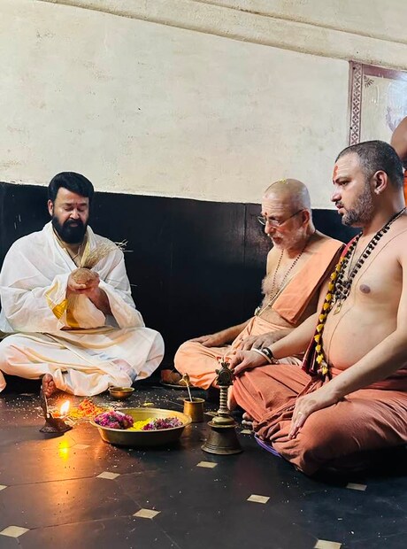 കൊല്ലൂർ മൂകാംബിക ക്ഷേത്രത്തിലും മോഹൻലാൽ ദർശനം നടത്തിയിരുന്നു. പ്രസിദ്ധമായ ചണ്ഡികാ യാഗത്തിൽ പങ്കുകൊള്ളുകയും ചെയ്തു. ക്ഷേത്രത്തിലെ പ്രധാന തന്ത്രിമാർ ചേർന്ന് അദ്ദേഹത്തിന് വഴിപാടുകൾ നടത്തിക്കൊടുത്തു 