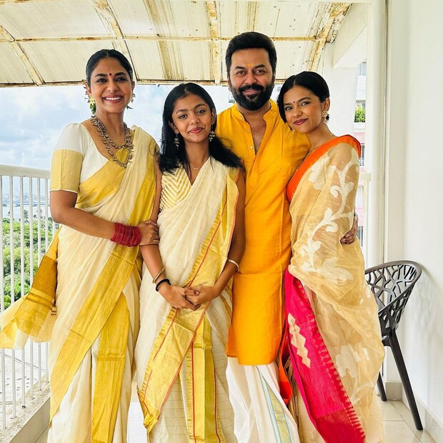 പൂർണിമയും ഇന്ദ്രജിത്തും അവരുടെ മക്കളായ പ്രാർത്ഥനയും നക്ഷത്രയും ചേർന്നുള്ള കുടുംബ ചിത്രം. ഓണക്കാലത്തെ കുടുംബ സംഗമത്തിനിടെ പകർത്തിയത് 