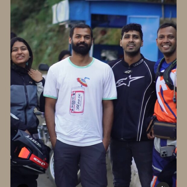 മകൻ ഊട്ടിയിൽ ഉണ്ടെന്നു സുചിത്ര. വ്ലോഗന്മാർ പിന്നീട് അമാന്തിച്ചില്ല. നേരെ വിട്ടു ഊട്ടിക്ക്. വഴിയിലെ ചായക്കടയുടെ അരികിൽ നിന്നും അയാളെ കയ്യോടെ പൊക്കി. ദേ നിൽക്കുന്നു പ്രണവ് മോഹൻലാൽ 