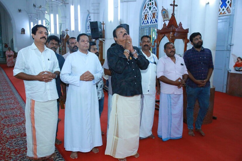 ലൗ ജിഹാദിനെക്കുറിച്ച് ബിഷപ്പുമായി ചര്‍ച്ച ചെയ്തോയെന്ന ചോദ്യത്തില്‍ നിന്നും സുരേഷ് ഗോപി ഒഴിഞ്ഞുമാറി. മനുഷ്യരായിട്ട് ജീവിച്ചോട്ടെ സാർ നിങ്ങൾ ഞങ്ങളെ ആ വഴിക്ക് വലിച്ചിഴയ്ക്കാതിരിക്കു എന്നായിരുന്നു സുരേഷ് ഗോപിയുടെ മറുപടി.
