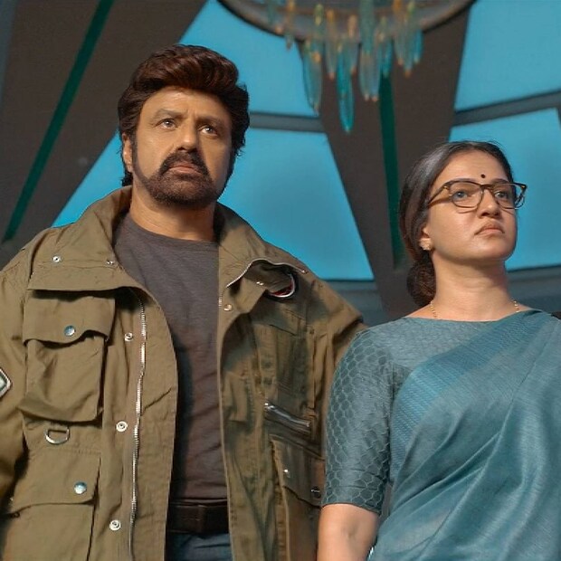ബാലയ്യയുടെ പകുതി പ്രായമുള്ള ഹണി റോസ് നായകന്റെ അമ്മയുടെ വേഷം ചെയ്തെന്ന പേരിൽ ഏറെ ട്രോളുകൾ വാരിക്കൂട്ടിയ വേഷം കൂടിയായിരുന്നു ഇത്. ശ്രുതി ഹാസൻ ഹണിയുടെ മരുമകളുടെ റോളും അവതരിപ്പിച്ചിരുന്നു. എന്നിരുന്നാലും ഈ ചിത്രം കേരളത്തിൽ വരെ ഏറെ ശ്രദ്ധപിടിച്ചു പറ്റുകയുണ്ടായി