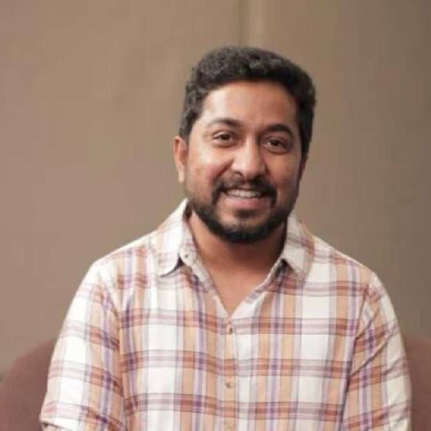 പിൽക്കാലത്ത് നായികയായി മാറിയ ആ കുട്ടി ഏതാണ്ട് അഞ്ചാം ക്‌ളാസിൽ പഠിക്കുന്ന കുട്ടിയായിരിക്കെ ദുബായിലെ അൽ നാസർ ലെഷർ ലാൻഡിൽ വിനീത് ശ്രീനിവാസനൊപ്പം പാടിയിട്ടുണ്ട്. അങ്ങനെയാണ് തനിക്ക് ഇപ്പോഴും ആ കുട്ടിയെ ഓർമ എന്ന് വിനീത് ഒരു അഭിമുഖത്തിൽ പറയുകയുണ്ടായി 