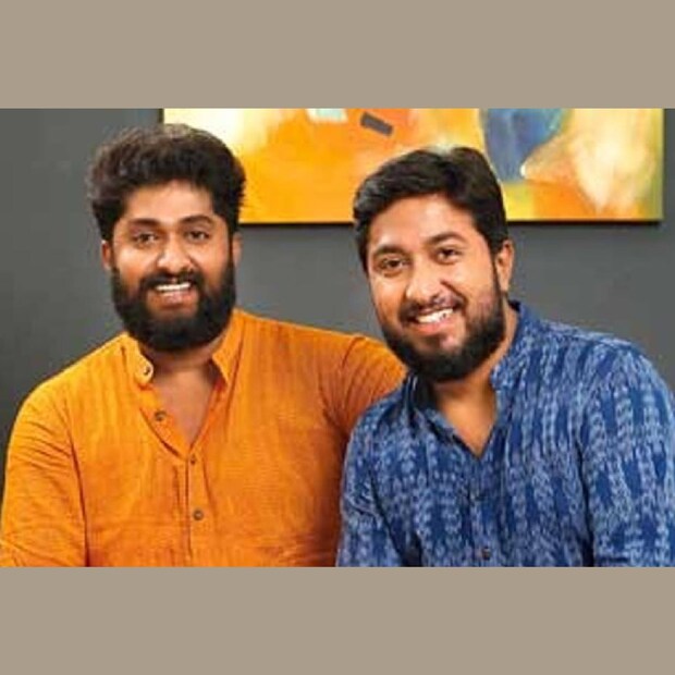 അനുജൻ ധ്യാനിന്റെ പരസ്യ ഡയലോഗുകൾ കൊണ്ട് പലപ്പോഴും പണിവാങ്ങുന്നവരാണ് വിനീതും അച്ഛൻ ശ്രീനിവാസനും. വീട്ടിൽ പറയുന്ന നർമ സംഭാഷണങ്ങൾ പോലും ധ്യാൻ എടുത്ത് പരസ്യമായി അലക്കിക്കളയും. അതിൽ ചിലത് അവരാരും കേട്ടിട്ട് പോലുമില്ല എന്നതാണ് യാഥാർഥ്യം എന്ന് പിന്നീട് വിനീത് പറയാറുണ്ട്. എന്നാലും 'ഇന്റർവ്യൂ സ്റ്റാർ' എന്ന പേരിൽ ധ്യാനിന് വളരെയേറെ ഫോളോവേഴ്സുണ്ട് 