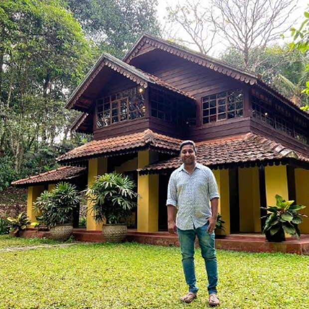 മലയാള സിനിമയിൽ അവതരിപ്പിക്കപ്പെട്ടത് വിനീത് ശ്രീനിവാസൻ ചിത്രത്തിലൂടെ അല്ലെങ്കിലും, ആദ്യമായി നായികയായ ചിത്രം വിനീത് ശ്രീനിവാസന്റെ കൂട്ടുകാരുടെ ടീമിൽ നിന്നുമെന്നത് ശ്രദ്ധേയം. എന്നാൽ ഓർ ചെറിയ പെൺകുട്ടിയായിരിക്കെ വിനീതിനൊപ്പം പാടിയതിന്റെ എഫക്റ്റ് സിനിമാ ജീവിതത്തിലും പ്രതിഫലിച്ചു (തുടർന്ന് വായിക്കുക)