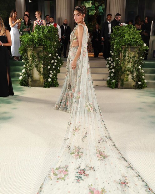 മെറ്റ് മ്യൂസിയത്തിന്റെ കോസ്റ്റിയൂം ഇൻസ്റ്റിട്യൂട്ടിലേക്ക് ധനശേഖരണാർത്ഥമാണ് മെറ്റ് ഗാല വർഷാവർഷം നടത്തുക. വോഗ് എഡിറ്റർ ഇൻ ചീഫ് അന്നാ വിന്റർ അംഗീകരിക്കുന്ന അതിഥികളുടെ പട്ടികയിൽ ഇടം നേടിയവർക്ക് മാത്രമേ ഇതിൽ പങ്കെടുക്കാൻ അനുവാദമുള്ളൂ 