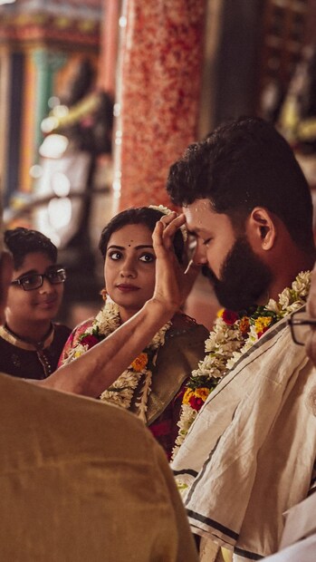 നീയെന്റെ ഹൃദയത്തിൽ നിറയ്ക്കുന്ന സ്നേഹമാണ് എന്റെ പുഞ്ചിരിക്ക് പിറകിലെ ശക്തി എന്ന് വിപിൻ. ഇദ്ദേഹം പോസ്റ്റ് ചെയ്ത ഒരു ഇൻസ്റ്റഗ്രാം ചിത്രത്തിൽ മീര നൽകിയ കമന്റിന് വിപിൻ നൽകിയ മറുപടിയാണിത്