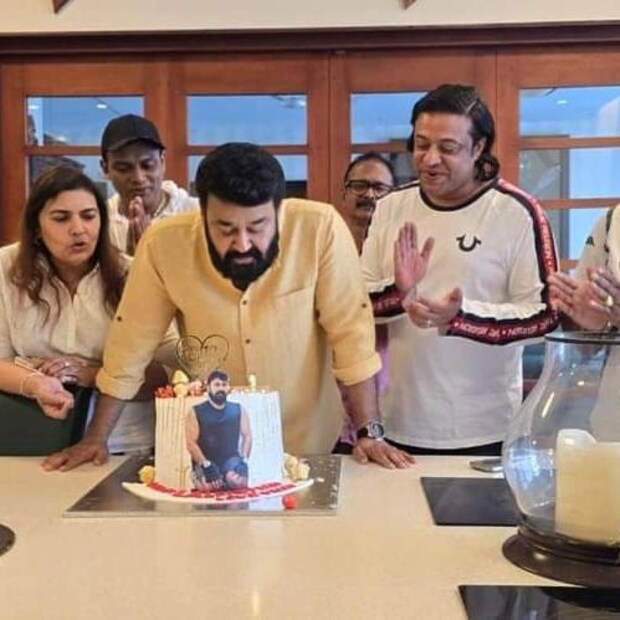 സുചിത്രയെ കൂടാതെ സന്തത സഹചാരിയായ സമീർ ഹംസയാണ് ചിത്രത്തിലെ മറ്റൊരാൾ. വേറെ ചിലരെയും സമൂഹ മാധ്യമങ്ങളിൽ പ്രചരിക്കുന്ന ചിത്രങ്ങളിൽ കാണാം. എന്തായാലും പ്രണവ് കുന്നും മലയും താണ്ടിയുള്ള യാത്ര ഒഴിവാക്കി നാട്ടിലെത്തിയിട്ടില്ല 
