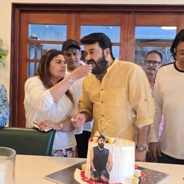 ജിം ട്രയിനിങ് ലുക്കിൽ ഇരിക്കുന്ന മോഹൻലാലിന്റെ ചിത്രം പതിപ്പിച്ച കേക്ക് ആണ് വീട്ടിലെ ആഘോഷത്തിൽ അദ്ദേഹം മുറിച്ചത്. കേക്കിന്റെ ഒരു കഷ്ണം മോഹൻലാലിന്റെ വായിലേക്ക് വച്ചുകൊടുക്കുന്ന സുചിത്രയെ ഈ ചിത്രത്തിൽ കാണാം. മകൻ അപ്പു എന്ന പ്രണവ് മോഹൻലാലും മകൾ വിസ്മയയും എവിടെയാണ്? (തുടർന്ന് വായിക്കുക)
