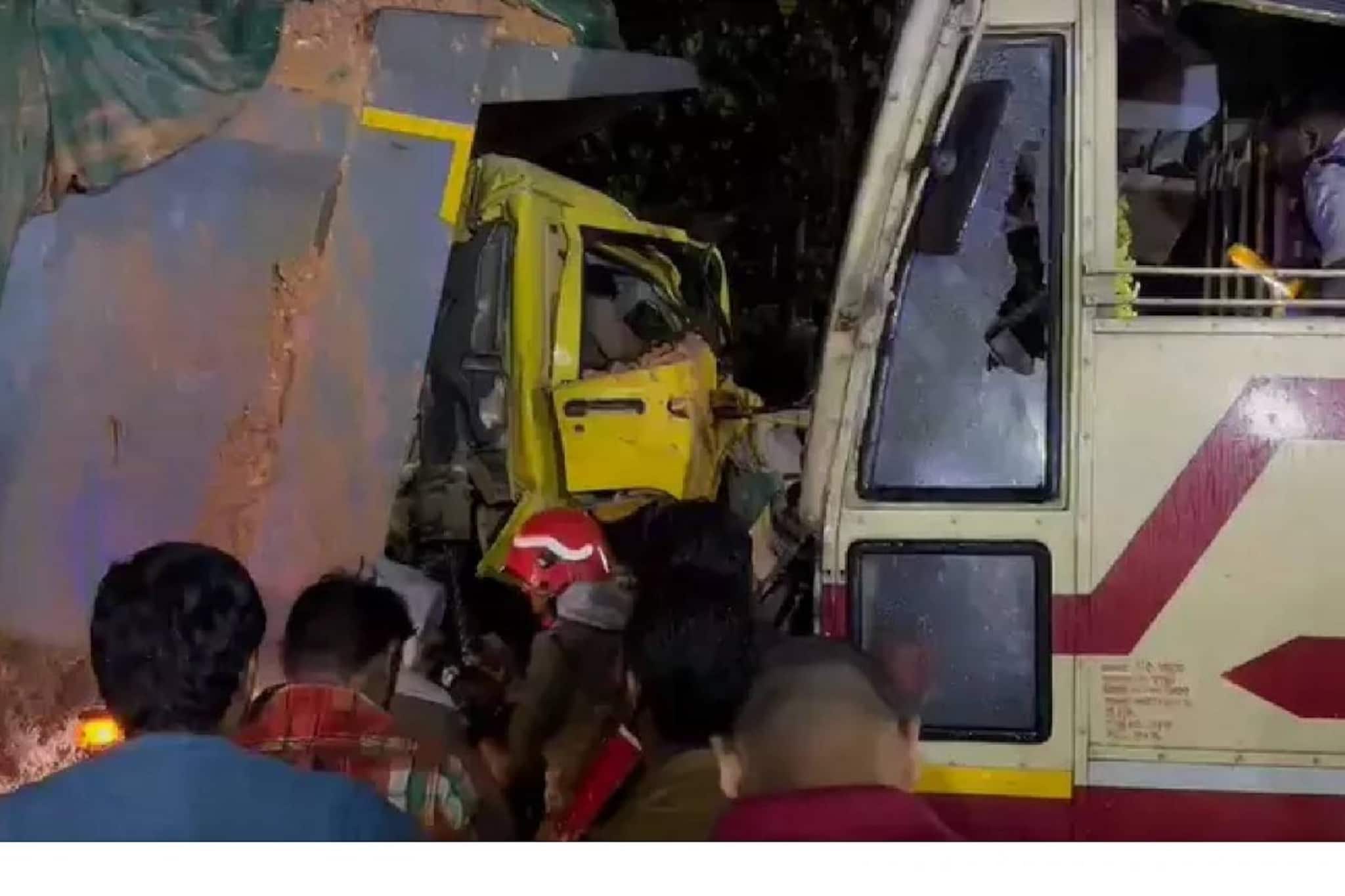 തൃശൂര്‍ കുന്നംകുളത്ത് KSRTC ബസും ലോറിയും കൂട്ടിയിടിച്ചു; 16 പേര്‍ക്ക് പരിക്ക്; രണ്ട് പേരുടെ നില ഗുരുതരം