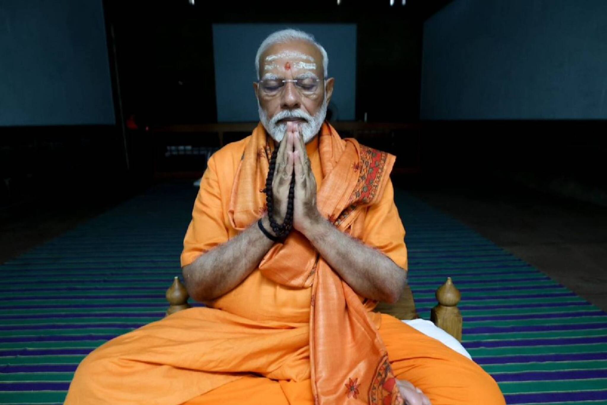 രാത്രി കുടിച്ചത് ചൂടുവെള്ളം മാത്രം; നിലത്ത് ഉറങ്ങി; കാവിയുടുത്ത് ധ്യാനനിരതനായി പ്രധാനമന്ത്രി നരേന്ദ്ര മോദി