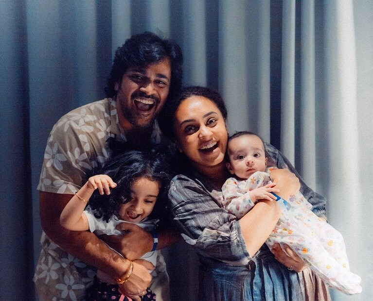  ഒരു അമ്മ നിലയില്‍ പേളി എത്രത്തോളം മിടുക്കിയാണെന്ന് ഇതൊക്കെ കാണുമ്പോള്‍ മനസിലാവുമെന്നാണ് ആരാധകരും പറയുന്നത്. 'ചിലപ്പോള്‍ ഒരു തനി വീട്ടമ്മ. ചിലപ്പോള്‍ ഒരു മോര്‍ഡേണ്‍ വൈഫ്. എല്ലാം കൂടി കൂട്ടി കലര്‍ന്ന നമ്മുടെ പേളി ചേച്ചിയെ ഞങ്ങള്‍ക്ക് എല്ലാര്‍ക്കും ഒരുപാട് ഇഷ്ടമാണ്', എന്ന് പറഞ്ഞാണ് ആരാധകര്‍ കമന്റുമായി എത്തിയിരിക്കുന്നത്.