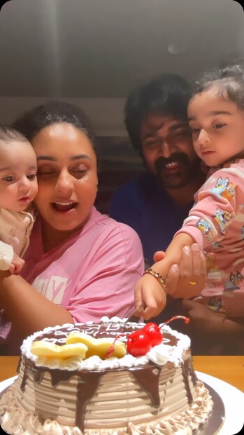 ശ്രീനിയോട് ചോദിക്ക് എന്ന് പേളി, പേളിയോട് ചോദിക്ക് എന്ന് ശ്രീനിഷും. ശേഷം ശ്രീനിക്ക് താക്കീതോടെ ഒരു നോട്ടം നൽകി പേളി മാണി ബാക്കി പറഞ്ഞു. 'ശ്രീനീ, നീയിതൊരു ചോദ്യമായി പോലും കണക്കാക്കരുത്' എന്ന് പറഞ്ഞ് അവർ തുടർന്നു