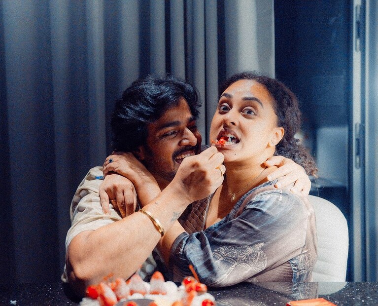 ബിഗ് ബോസ് പ്രണയകാലം മുതൽ പേളി ശ്രീനിഷിന് തന്റെ ചുരുളമ്മയാണ്. സ്പ്രിങ് പോലെ ചുരുണ്ടു കിടക്കുന്ന, അങ്ങനെ എല്ലാവരിലും കാണാൻ കിട്ടാത്ത തരം തലമുടിയാണ് പേളി മാണിയുടേത്. ഈ തലമുടിയുടെ ഫാൻ കൂടിയാണ് ശ്രീനിഷ് 