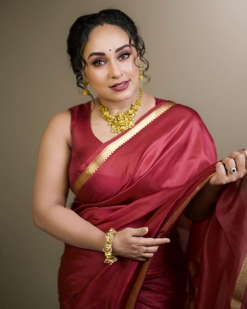  ചുവന്ന സാരിക്ക് ഇണങ്ങുന്ന ട്രഡീഷണൽ ആഭരണങ്ങളാണ് പേളി അണിഞ്ഞിരിക്കുന്നത്. ചാനൽ റിയാലിറ്റി ഷോയിലൂടെ മൊട്ടിട്ട പ്രണയമാണ് പേളിയുടേയും ശ്രൂനിഷിന്റെയും. ഇത് ഇരുവരെയുമെന്ന പോലെ പ്രേക്ഷകരെയും സന്തോഷിപ്പിച്ചിരുന്നു.