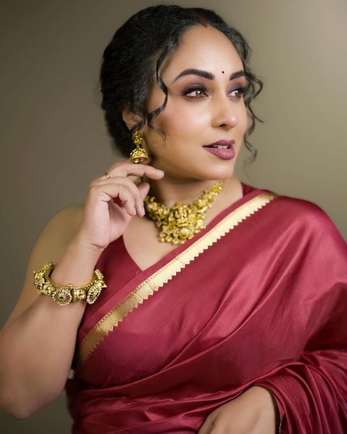  ചുവന്ന പട്ടുസാരിയിൽ അതീവ സുന്ദരിയായുള്ള ചിത്രങ്ങളാണിത്. ഒറ്റ നോട്ടത്തിൽ തന്നെ 'പരം സുന്ദരി' എന്ന് ആരും പറയും, രണ്ടു കുട്ടികളുടെ അമ്മയായ പേളിയെ കണ്ടാൽ.