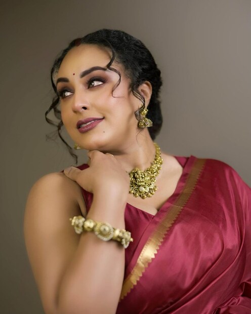 ചില നേരം പേളിയെ ഫോണിൽ വിളിച്ചാൽ കാട്ടിൽ നിൽക്കുമ്പോൾ റേഞ്ച് കിട്ടാത്ത പോലത്തെ അവസ്ഥയാണത്രെ. അതിനു കാരണം ഈ തലമുടിയാണ് എന്നാണ് പേളിയുടെ ഭാഷ്യം. ചെവിയോടു ചേർന്നിരിക്കുന്ന തലമുടി വകഞ്ഞ് മാറ്റിയാൽ മാത്രമേ പിന്നെ റേഞ്ച് കിട്ടൂ 