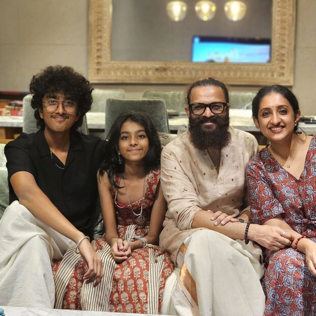  തങ്ങളുടെ ലൈഫിലെ സൂപ്പര്‍ വുമണ്‍ ആയ അമ്മയ്ക്ക് ആശംസ അറിയിച്ച് സരിതയുടെ മകള്‍ വേദയും എത്തി. അമ്മയ്‌ക്കൊപ്പമുള്ള മനോഹരമായ ചിത്രങ്ങള്‍ പങ്കുവെച്ചുകൊണ്ടാണ് വേദയുടെ ആശംസ.