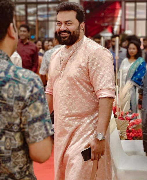  ഏറെ ആരാധകരുള്ള പ്രിയ താരമാണ് നടൻ ഇന്ദ്രജിത്ത് സുകുമാരൻ. താരവും കുടുംബവും മലയാളികൾക്ക് എന്നും പ്രിയപ്പെട്ടവരാണ്. സോഷ്യൽ മീഡിയയിൽ സജീവമായ ഇന്ദ്രജിത്ത് എല്ലാ വിശേഷങ്ങളും ആരാധകർക്കായി പങ്കുവയ്ക്കാറുണ്ട്.