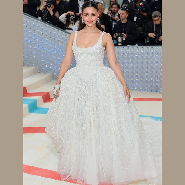 ക്ഷണിക്കപ്പെട്ടാൽ മാത്രം പോരാ. ഇവിടേയ്ക്ക് പങ്കെടുക്കാൻ ടിക്കറ്റ് എടുക്കുകയും വേണം. 2023ൽ ഒരു ടിക്കറ്റിന് വില 50,000 ഡോളർ ആയിരുന്നുവെങ്കിൽ, 2024ൽ മെറ്റ് ഗാലയിൽ പങ്കെടുക്കാൻ 75,000 ഡോളർ അഥവാ 62,66,013.75 രൂപവേണം നൽകാൻ