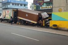 ആലുവയിൽ നിയന്ത്രണം വിട്ട കണ്ടെയ്നർ മെട്രോ തൂണിലേക്ക് ഇടിച്ചുകയറി രണ്ടു മരണം