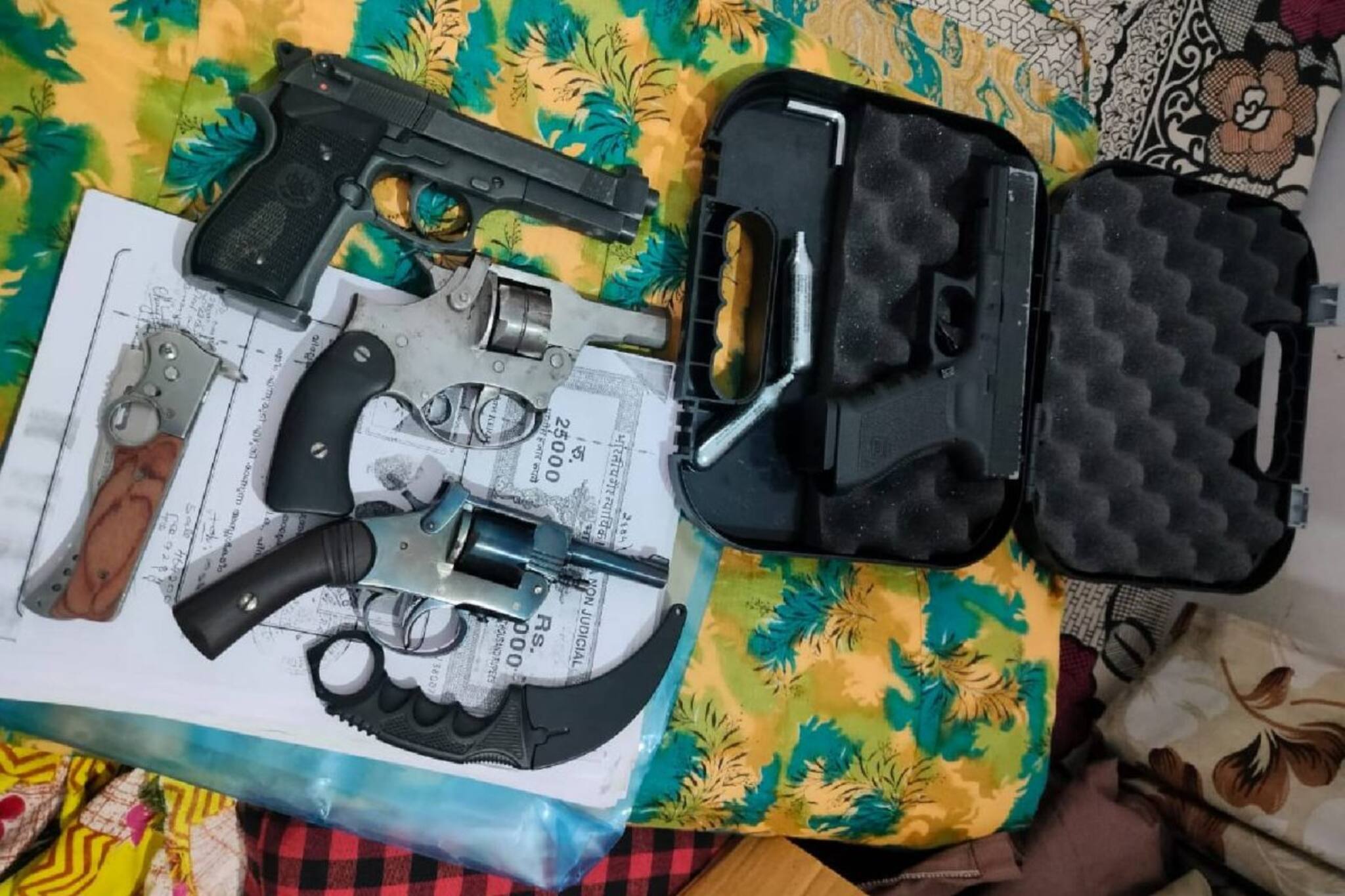 ആലുവയിൽ ഭീകര വിരുദ്ധ സ്ക്വാഡിന്റെ പരിശോധന: വീട്ടിൽനിന്ന് 4 തോക്കുകൾ പിടികൂടി