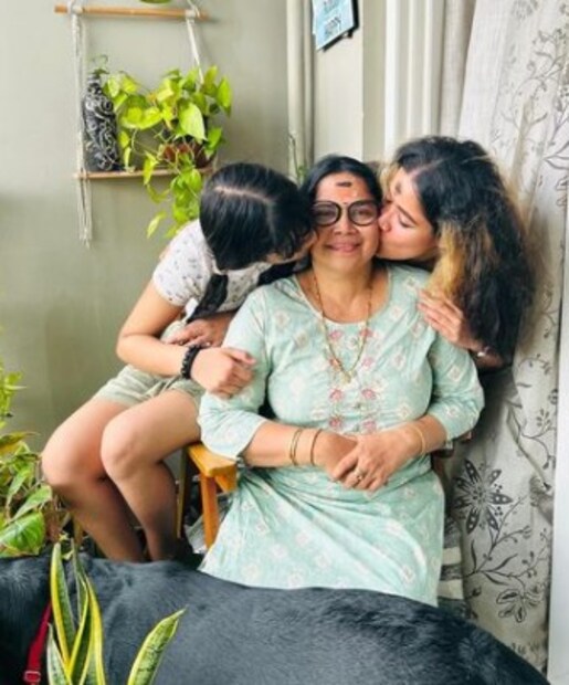  'ഞാനില്ലെങ്കിലും എന്റെ ഹൃദയം എപ്പോഴും അമ്മയോടൊപ്പമുണ്ട്, അമ്മയെ ഒരുപാട് മിസ് ചെയ്യുന്നു' അമൃത സുരേഷ് തന്റെ അമ്മയ്ക്ക് പിറന്നാൾ ആശംസകൾ നേര്‍ന്ന് പങ്കുവെച്ച കുറിപ്പാണിത്. ഇന്ന് അമൃതയുടെ അമ്മയുടെ ഷഷ്ഠിപൂർത്തിയാണ്.