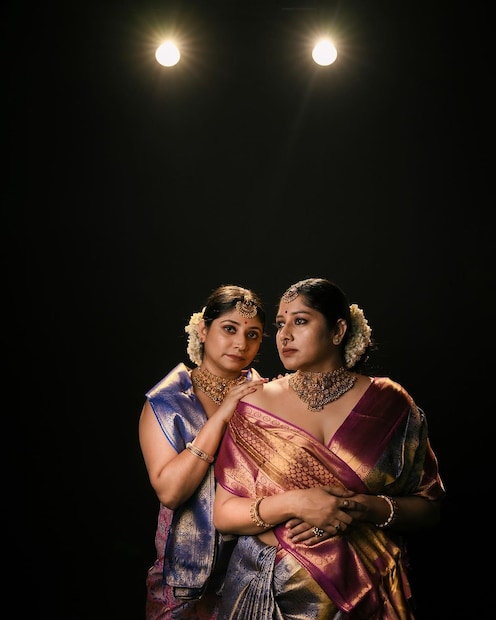 ഹിരണ്മയയുടെ ഏറ്റവും പുതിയ 'ആനന്ദം' സിൽക്ക് സാരി കളക്ഷന്റെ മോഡലായി അഭയക്കൊപ്പം അനുമോളും എത്തുന്നു. കാഞ്ചീവരം സാരിയിലേക്ക് സമകാലീന ഡിസൈൻ ചേർത്തുപിടിപ്പിച്ചതാണ് ഹിരണ്മയയുടെ പുത്തൻ ശ്രേണി. അരികിൽ ഫ്ലോറൽ ഡിസൈനിന്റെ കാൻവാസ്‌ ആർട്ടും ഇഴചേർത്തിരിക്കുന്നു (തുടർന്ന് വായിക്കുക)